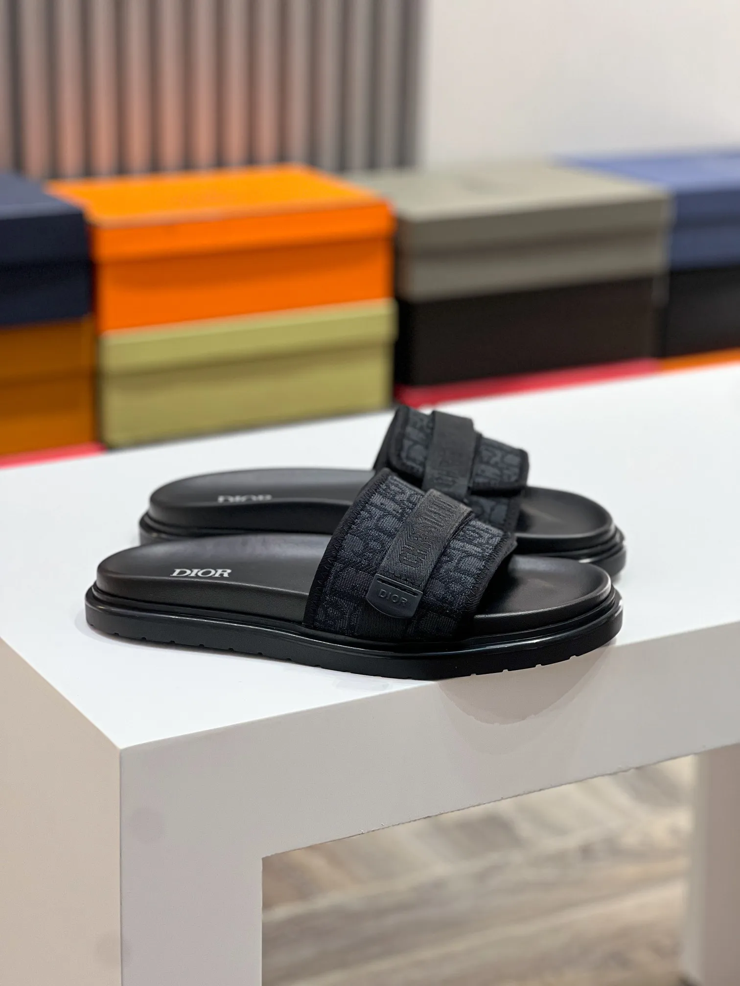 Men's men's shoes💰320【DIOR】🐝🐝Top version. 2024ss Dior’s latest men’s slippers are a must-have. Dior Alias ​​Men's Genuine Leather Slippers This summer new Alias ​​sandal embodies a casual and elegant style. Carefully crafted from grained cow leather and Oblique printed fabric, with cowhide lining! Cross-strap design with metal-clad brass CD Diamond logo. The imported cowhide leather and rubber sole adds sophistication and comfort, while Oblique print-effect anti-slip panels add style. Size39-44 (customized at 38.45)